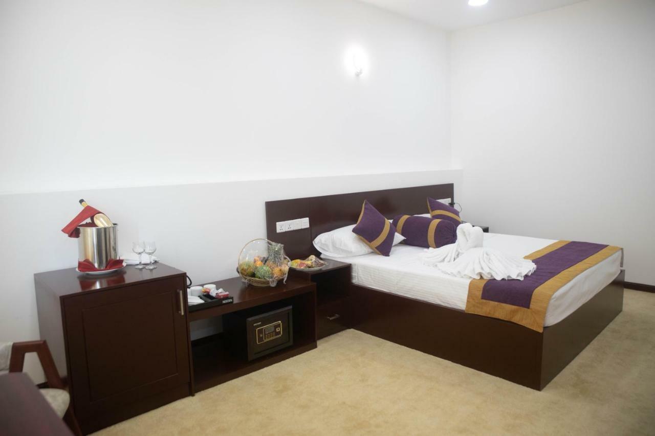 Hotel Kamrel คูรูเนกาลา ภายนอก รูปภาพ